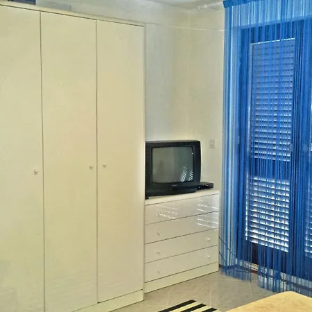 Appartement Spacious In + Terrace Zlarin