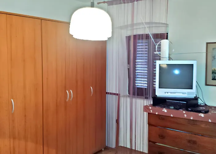 Spacious In + Terrace דירה זלארין