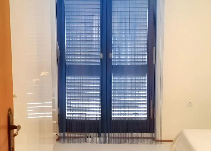 Spacious In + Terrace זלארין